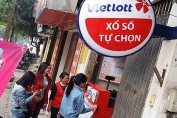 Trúng Vietlott 314 tỷ, chủ tiệm tạp hóa và shipper định làm